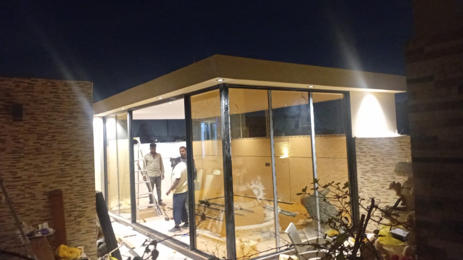 بناء ملاحق خارجية مودرن في حي الفايزية لعام 2026 | دليل أفضل شركات البناء وأحدث التصاميم