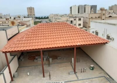 دليل تركيب قرميد الأسطح والملاحق بشمال الرياض والقصيم: الأنواع، الأسعار، وأفضل طرق العزل 2026